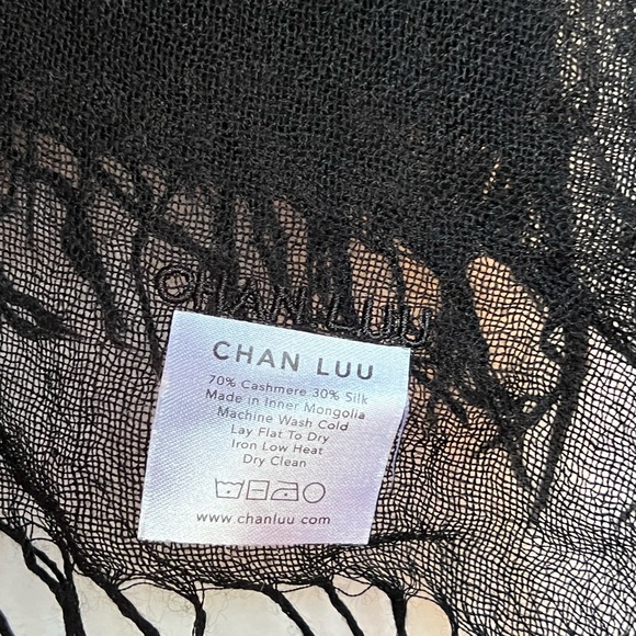New Auth Chan Luu Cashmere and Silk Scarf Color: Black - Picture 5 of 5